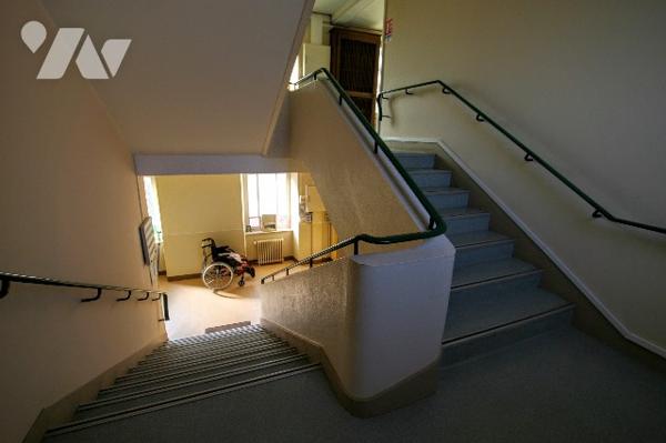 Unique à la vente : ensemble immobilier comprenant plusieurs bâtiments.