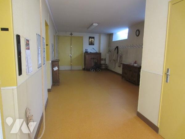 Unique à la vente : ensemble immobilier comprenant plusieurs bâtiments.