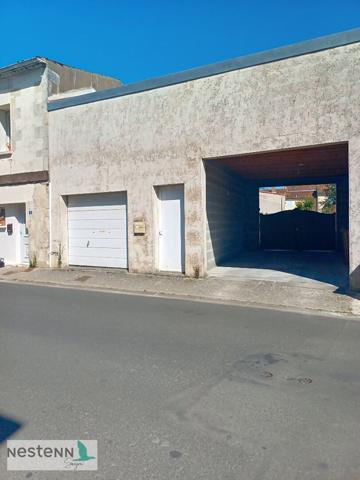 A Saujon, emplacement plein centre, loft, garage à aménager.