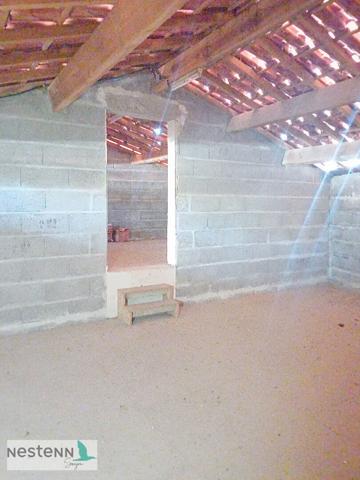 A Saujon, emplacement plein centre, loft, garage à aménager.