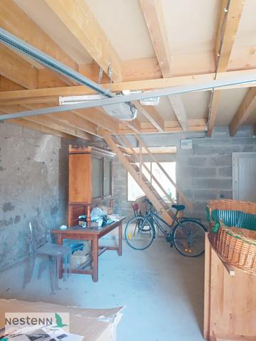 A Saujon, emplacement plein centre, loft, garage à aménager.