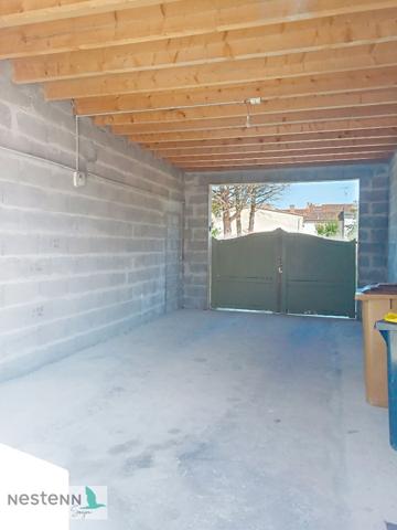 A Saujon, emplacement plein centre, loft, garage à aménager.