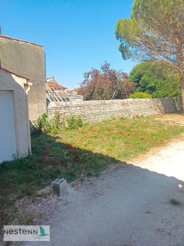 A Saujon, emplacement plein centre, loft, garage à aménager.