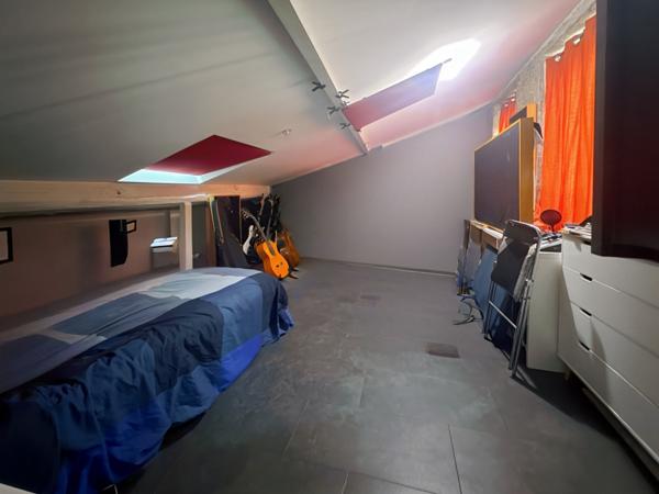 Lyon (69001) Cosy T2 au dernier étage d'un petit immeuble entretenu.