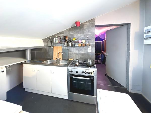 Lyon (69001) Cosy T2 au dernier étage d'un petit immeuble entretenu.