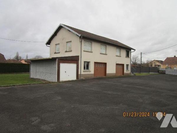 Grand Bâtiment à usage de Hangar et Garage, composé de : 
- Au rez-de-chaussée : 2 grands gara...