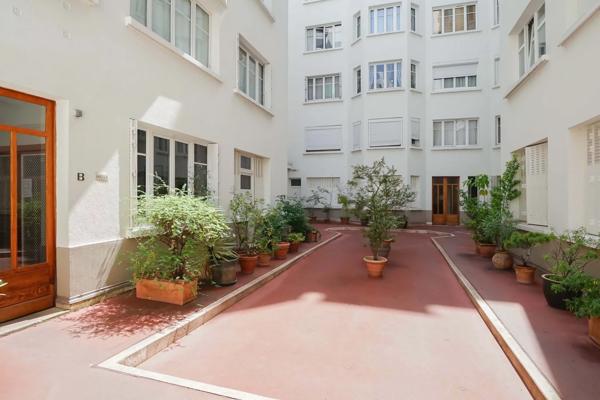 Appartement Paris 18 e - MARCHÉ SAINT-PIERRE / JARDIN DU SACRÉ-CŒUR