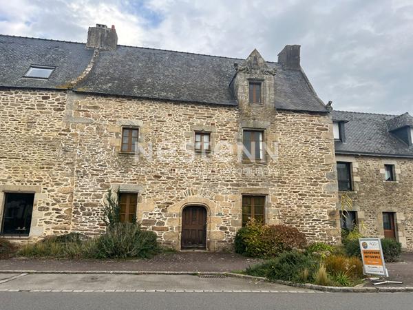 Charmante bâtisse en pierre à rénover à vendre dans le bourg d'Ambon