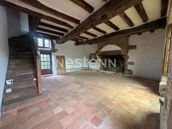 Charmante bâtisse en pierre à rénover à vendre dans le bourg d'Ambon
