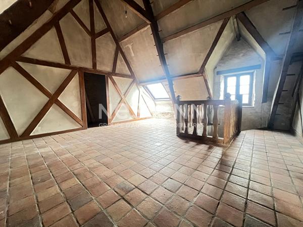 Charmante bâtisse en pierre à rénover à vendre dans le bourg d'Ambon