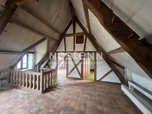 Charmante bâtisse en pierre à rénover à vendre dans le bourg d'Ambon