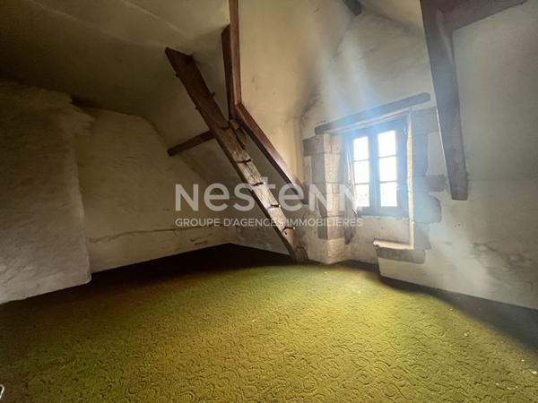 Charmante bâtisse en pierre à rénover à vendre dans le bourg d'Ambon