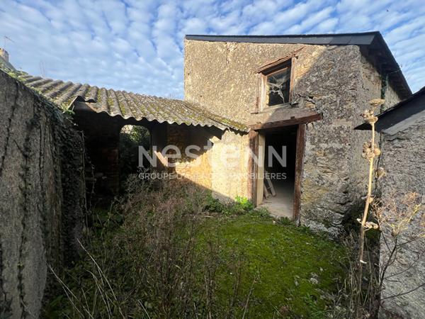 Charmante bâtisse en pierre à rénover à vendre dans le bourg d'Ambon