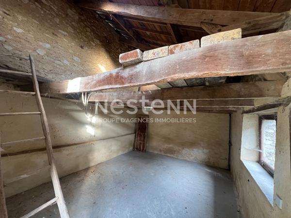 Charmante bâtisse en pierre à rénover à vendre dans le bourg d'Ambon