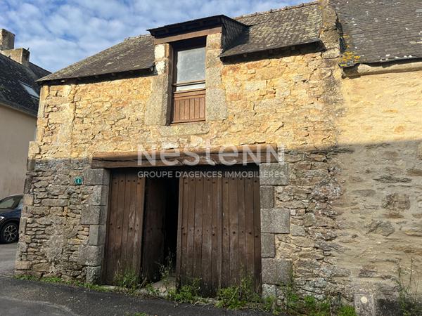 Charmante bâtisse en pierre à rénover à vendre dans le bourg d'Ambon