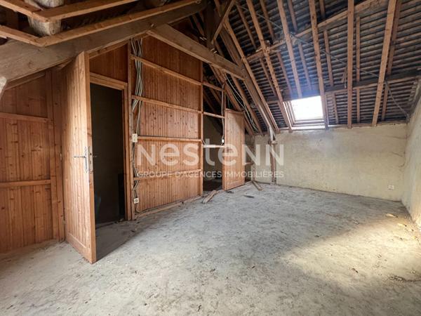 Charmante bâtisse en pierre à rénover à vendre dans le bourg d'Ambon