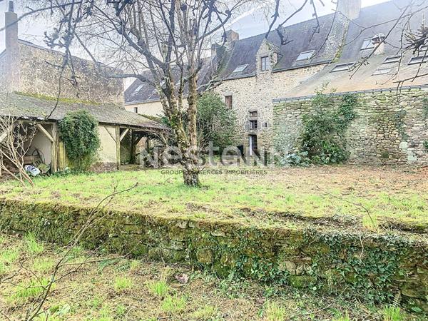 Charmante bâtisse en pierre à rénover à vendre dans le bourg d'Ambon