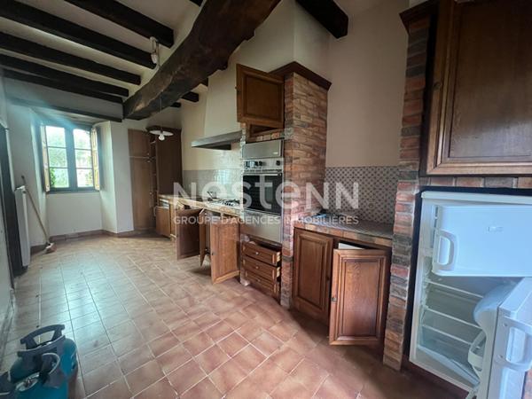 Charmante bâtisse en pierre à rénover à vendre dans le bourg d'Ambon