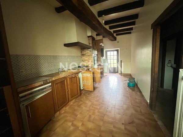 Charmante bâtisse en pierre à rénover à vendre dans le bourg d'Ambon