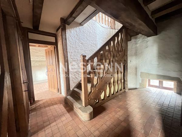 Charmante bâtisse en pierre à rénover à vendre dans le bourg d'Ambon