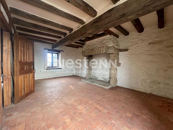 Charmante bâtisse en pierre à rénover à vendre dans le bourg d'Ambon