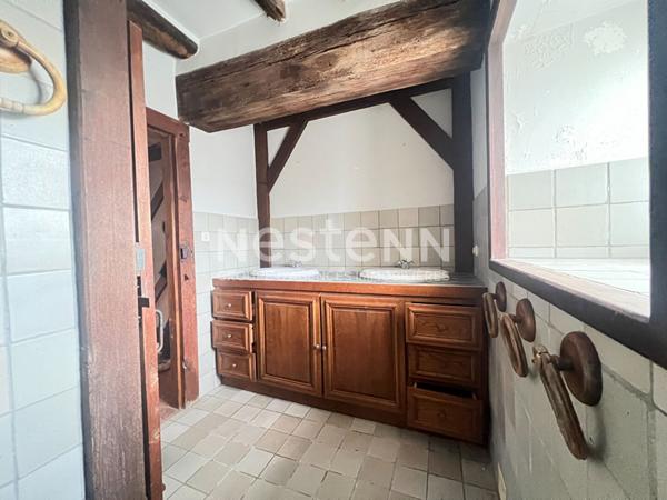 Charmante bâtisse en pierre à rénover à vendre dans le bourg d'Ambon