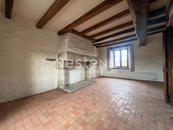 Charmante bâtisse en pierre à rénover à vendre dans le bourg d'Ambon