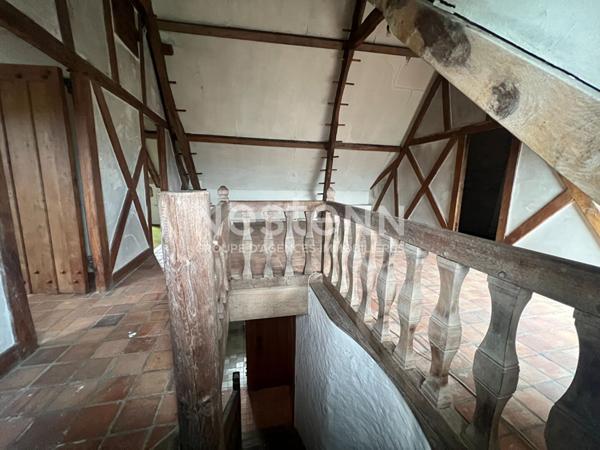 Charmante bâtisse en pierre à rénover à vendre dans le bourg d'Ambon