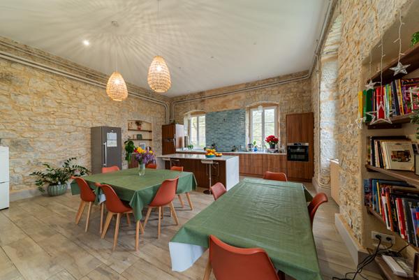 Millau (12100) Ancien Collège du XIXe dans Village Médiéval Classé – Charme et Histoire, Idéal Projet Culturel ou Touristique