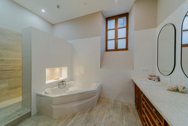 Millau (12100) Ancien Collège du XIXe dans Village Médiéval Classé – Charme et Histoire, Idéal Projet Culturel ou Touristique