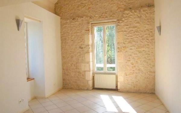 Maison à louer    3 pièces •  Château-l'Évêque