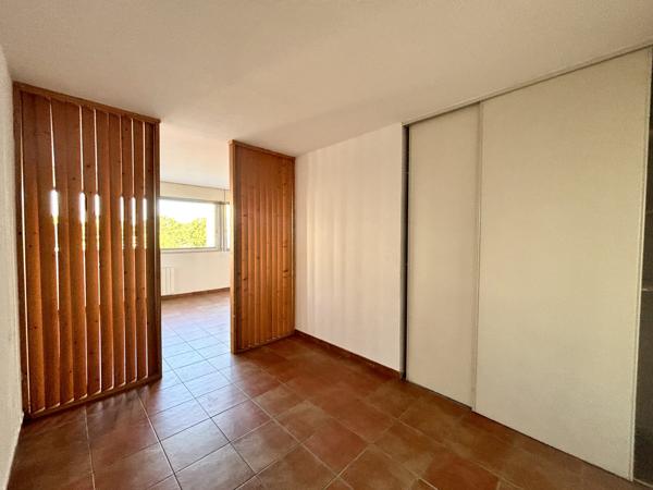 Grand studio type T1 bis de 37m2 avec balcon et parking
