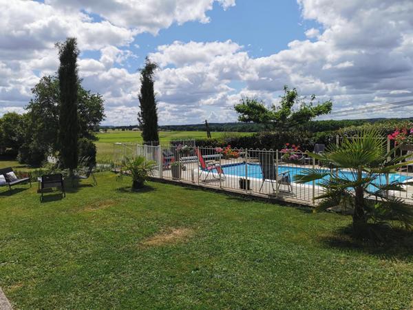 Très jolie maison en pierre située à la campagne.
