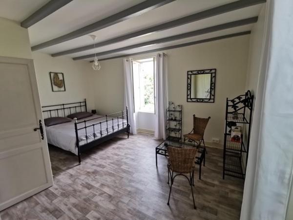 Très jolie maison en pierre située à la campagne.