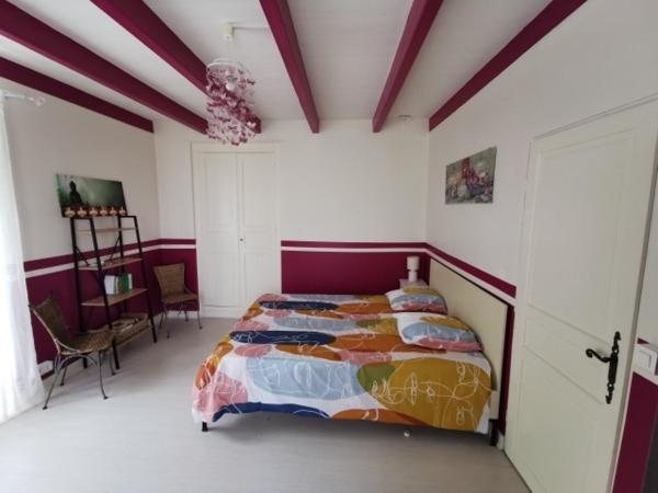 Très jolie maison en pierre située à la campagne.