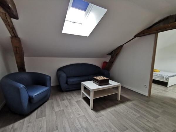 Très jolie maison en pierre située à la campagne.