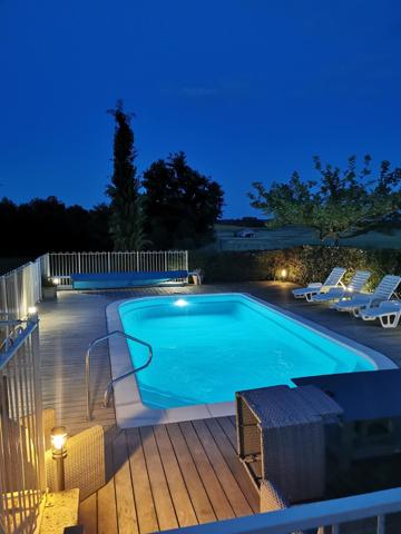 Très jolie maison en pierre située à la campagne.