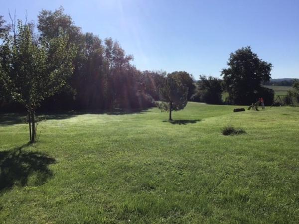 Très jolie maison en pierre située à la campagne.