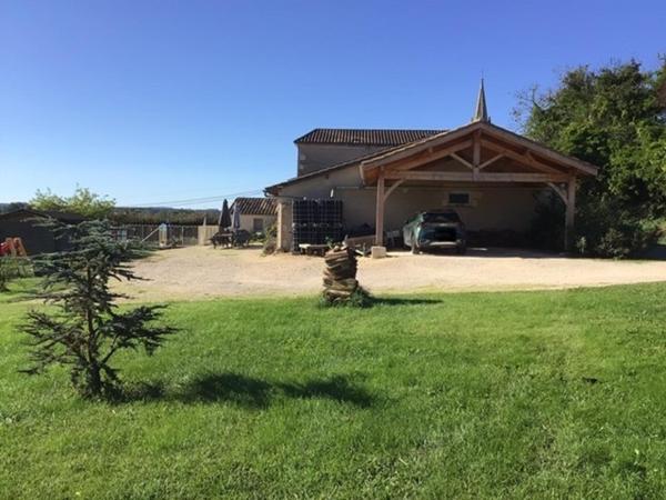 Très jolie maison en pierre située à la campagne.