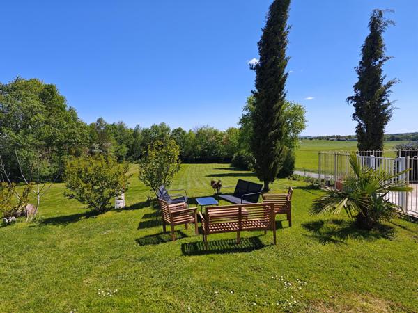 Très jolie maison en pierre située à la campagne.