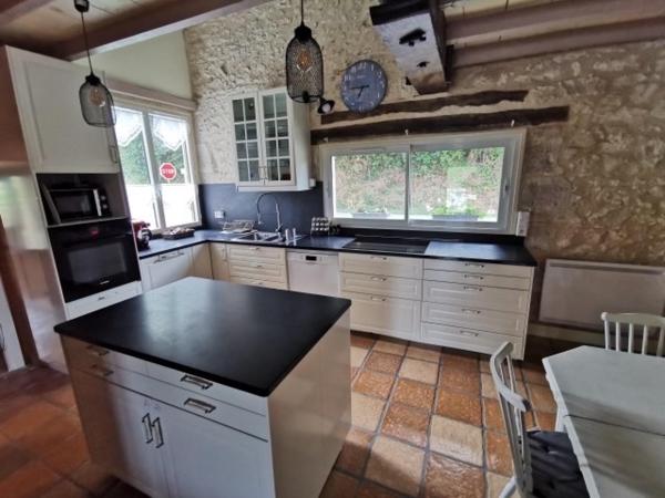 Très jolie maison en pierre située à la campagne.