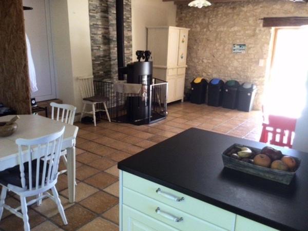 Très jolie maison en pierre située à la campagne.