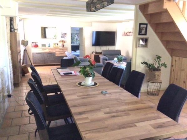 Très jolie maison en pierre située à la campagne.