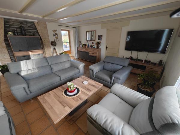 Très jolie maison en pierre située à la campagne.