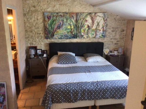 Très jolie maison en pierre située à la campagne.