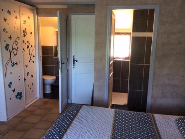 Très jolie maison en pierre située à la campagne.