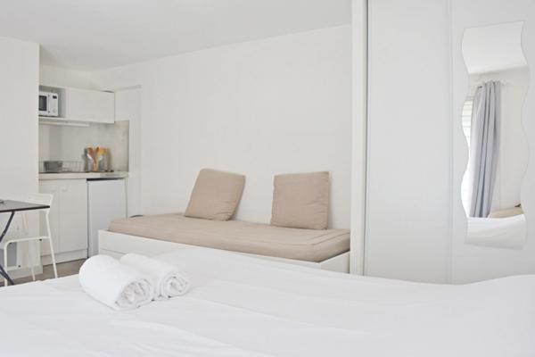 Dpt Indre et Loire (37), à vendre proche de TOURS immeuble de rapport 9 studios, terrasse, parkings