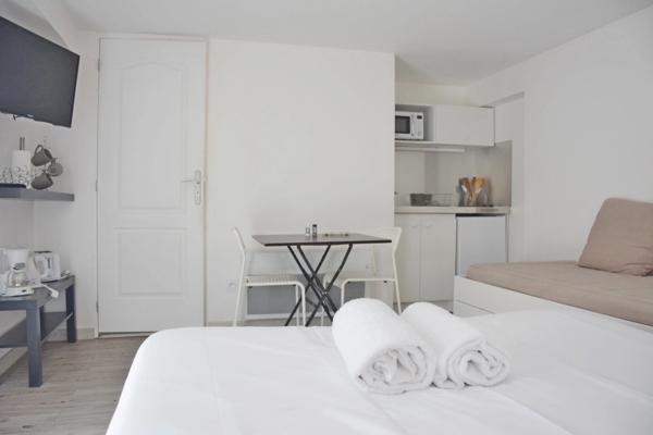 Dpt Indre et Loire (37), à vendre proche de TOURS immeuble de rapport 9 studios, terrasse, parkings