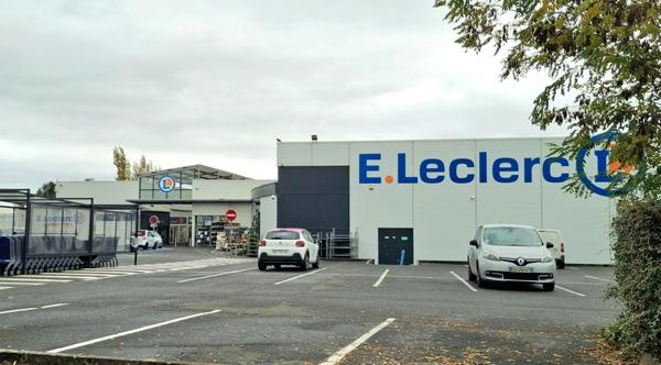 Dpt Indre et Loire (37), à vendre proche de TOURS immeuble de rapport 9 studios, terrasse, parkings