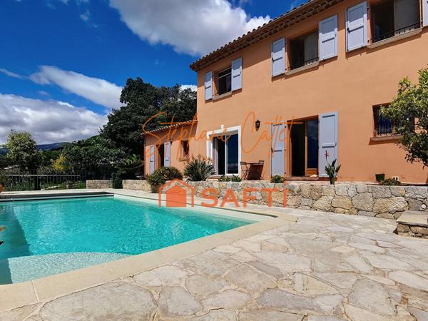 Magnifique villa avec vue panoramique et aperçu mer
